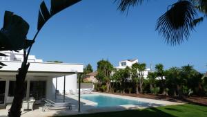 Bazén v ubytování Luxury Beach House nebo v jeho okolí