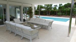 Bazén v ubytování Luxury Beach House nebo v jeho okolí