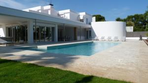 Bazén v ubytování Luxury Beach House nebo v jeho okolí