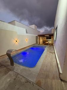 ein Swimmingpool mitten in einem Gebäude in der Unterkunft Refúgio do Mel - Piscina e Forno a Lenha in Gravatá