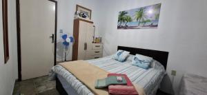 una camera da letto con un letto con asciugamani sopra di Brachil 1 a Búzios