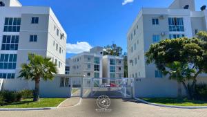 um edifício com um portão na frente em Apto aconchegante | 04 pessoas | em Passo de Torres em Passo De Torres