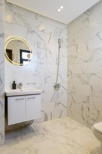 Ένα μπάνιο στο Nomads Residence by Travelholic