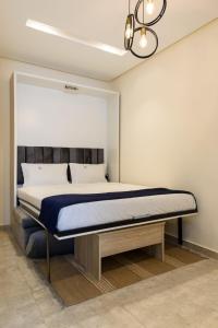 Ένα ή περισσότερα κρεβάτια σε δωμάτιο στο Nomads Residence by Travelholic