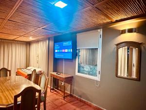 Zimmer mit einem Zimmer mit einem Tisch und einem Bett in der Unterkunft Red Hill Lodge Purmamarca in Purmamarca