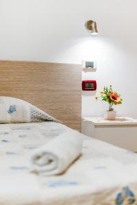 a bed in a room with a plant on a table at Villa Trieste in Venice