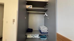 a walk in closet with a shelf and towels at Loft Sofisticado no Bairro Alto - Teresópolis in Teresópolis +7 photos