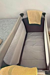 Una cuna de bebé con una manta encima en Lindo estudio en Martiánez, en Puerto de la Cruz 44 fotos más