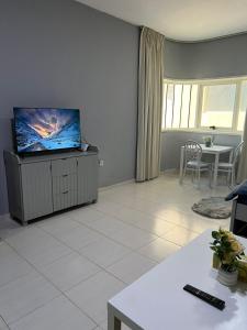 TV a/nebo společenská místnost v ubytování Modern Sea View Studio