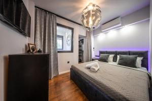 瓦尔纳LuxBox的一间带大床和吊灯的卧室