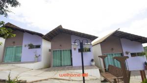 a house with green doors and a street light at Chale em Serra Negra com vista para montanha in Bezerros