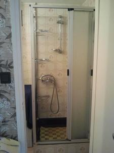 W łazience znajduje się prysznic ze szklanymi drzwiami. w obiekcie Family Home Apartment w Zamárdi