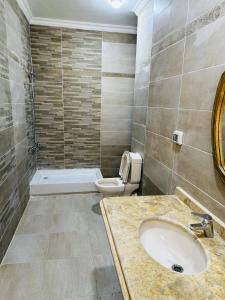 ein Badezimmer mit Waschbecken und Toilette in der Unterkunft Apartment, New Administrative Capital in Madīnat al Amal