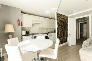 Dapur atau dapur kecil di Modern Elegant Central Pad With Free Parking +7 gambar