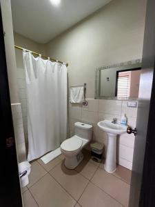 Bilik mandi di Dreams Studios & Apartments