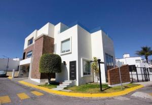 a white building on the side of a street at Luxurious house in Puebla in Tlazcalancingo