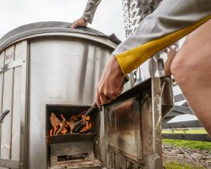 Kemudahan BBQ tersedia untuk tetamu di rumah percutian