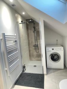 a bathroom with a washing machine and a washer at Maison du Vignoble in Pfaffenheim +22 photos