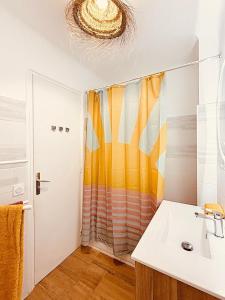 Bilik mandi di La Casita Belsun