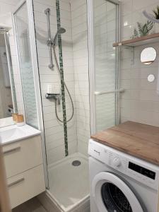 Koupelna v ubytování Les Soleillades - T2 cosy pour 4 pers - Piscine, parking privé, à 100m de la plage - LaConciergerieByNina