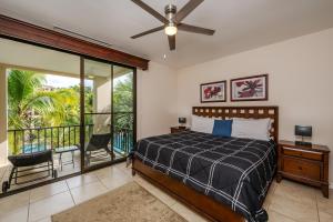 una camera da letto con un letto e un balcone di Pacifico L108 a Coco Altre 40 foto