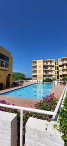 una piscina frente a unos edificios en Santa Marta Ciudad Dos Veces Santa, en Santa Marta