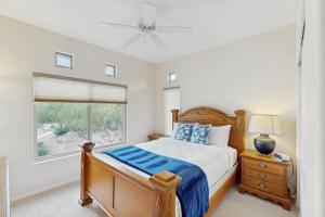 ein Schlafzimmer mit einem Bett und einem Fenster in der Unterkunft Vistoso Resort Casita 244 in Oro Valley + 19 Fotos