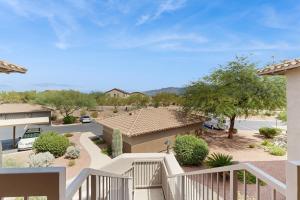 einen Balkon eines Hauses mit Parkplatz in der Unterkunft Vistoso Resort Casita 244 in Oro Valley