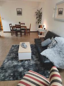 Posezení v ubytování Espectacular departamento con vista panoramica a las montañas y canal zona centrica + 17 fotografií