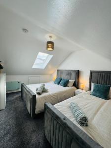 una camera con due letti con cuscini sopra di 3 bedroom luxury bungalow a Bristol