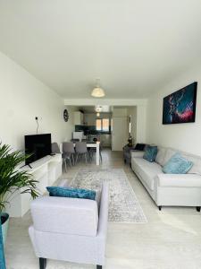un soggiorno con due divani bianchi e un tavolo di 3 bedroom luxury bungalow a Bristol