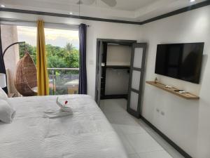 a bedroom with a bed with a bird on it at Modern Kingston Condo with Rooftop Pool and View in Kingston