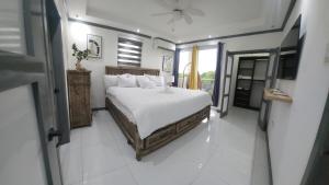 a bedroom with a large bed with white sheets at Modern Kingston Condo with Rooftop Pool and View in Kingston +45 photos