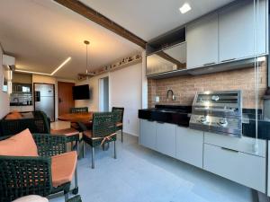 eine Küche mit Theke und Esszimmer in der Unterkunft Apto completo em Cabedelo, proximo a João Pessoa com 2 quartos, cozinha completa e ar condicionado e varanda Gourmet in Cabedelo