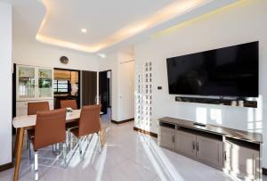 Μια τηλεόραση ή/και κέντρο ψυχαγωγίας στο Haleema Signature Villa - Bangtao Beach