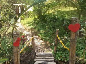 a wooden path with two hearts on posts at Cabaña en el Campo in La Vega