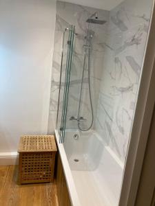 un baño con ducha y bañera en Spacious Garden Flat in Cheltenham, en Moffat 14 fotos más