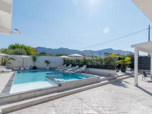 トラビーアにあるLuxury Villa Sicula Trabiaの家の屋上にあるプール