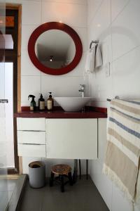 un baño con lavabo y espejo en Lodge La campana - Ecological Reserve, en Ocoa