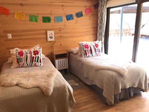 Un dormitorio con dos camas en una cabaña de madera. en Lodge La campana - Ecological Reserve, en Ocoa 54 fotos más