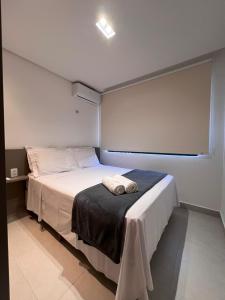 ein Schlafzimmer mit einem Bett, auf dem zwei Handtücher liegen in der Unterkunft Apto completo em Cabedelo, proximo a João Pessoa com 2 quartos, cozinha completa e ar condicionado e varanda Gourmet in Cabedelo + 14 Fotos