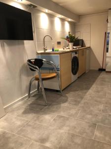 a kitchen with a sink and a washing machine at Chambrette bei Kassel in Eiterhagen