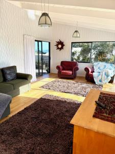 Ruang duduk di Sandy Beach Apartment