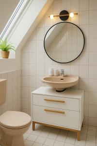 a bathroom with a sink and a toilet at Ferienwohnung in Bad Vilbel mit Parkplatz nahe Messe, Frankfurt und Flughafen in Bad Vilbel