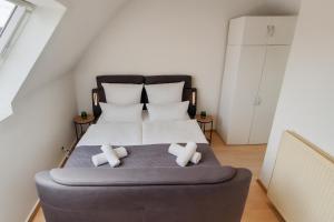 a bedroom with a large bed with white sheets at Ferienwohnung in Bad Vilbel mit Parkplatz nahe Messe, Frankfurt und Flughafen in Bad Vilbel +9 photos