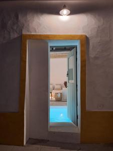 a room with a swimming pool in a house at Casa do Capitão 