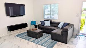 Χώρος καθιστικού στο Fort Lauderdale 2BR Tropical Retreat Near Beach