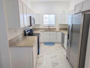 Η κουζίνα ή μικρή κουζίνα στο Fort Lauderdale 2BR Tropical Retreat Near Beach +19 φωτογραφίες