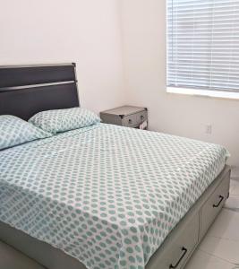 Ένα ή περισσότερα κρεβάτια σε δωμάτιο στο Fort Lauderdale 2BR Tropical Retreat Near Beach