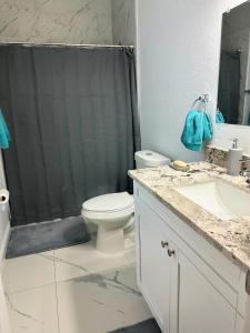 Ένα μπάνιο στο Fort Lauderdale 2BR Tropical Retreat Near Beach